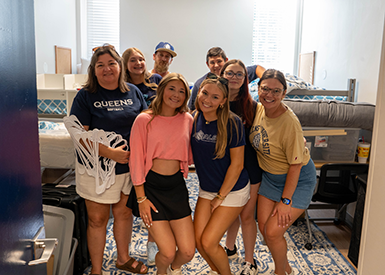 Students and family on move in day