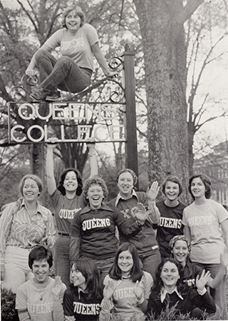 1976 Students around original Queens sign