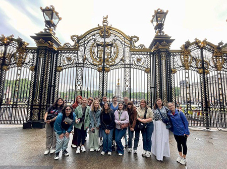 JBIP group in front of Buckingham Palace gate