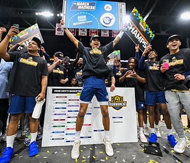 Men's basketball celebrating going to March Madness
