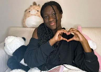 Lauren Lee doing heart symbol with her hands